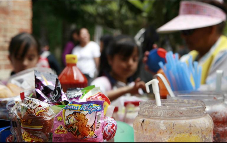 Recomiendan limitar el consumo de productos con alto contenido de azúcar y grasas dentro y fuera de la escuela. EL INFORMADOR / ARCHIVO