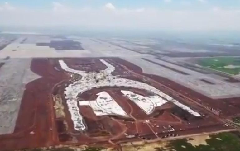 La decisión sobre el futuro del aeropuerto se tomará con ayuda de una consulta nacional en la que existen dos alternativas: continuar con el proyecto o establecer un segundo aeropuerto en la Base Santa Lucía. TWITTER / @SCT_mx