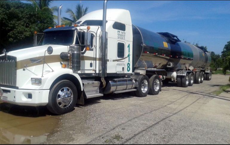 Elementos federales inspeccionan al interior y exterior del automotor abandonado. NTX / ARCHIVO