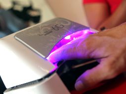 Recomiendan a mujeres el uso de bloqueador en las manos media hora antes de la colocación del material. EL INFORMADOR / ARCHIVO