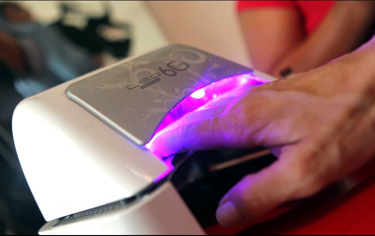 Recomiendan a mujeres el uso de bloqueador en las manos media hora antes de la colocación del material. EL INFORMADOR / ARCHIVO