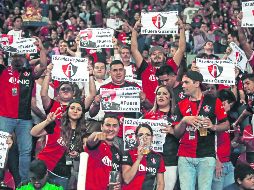 Molestia. Aficionados rojinegros protestaron mostrando pancartas y pidiendo la salida de Gustavo Guzmán, presidente del Atlas FC. EL INFORMADOR/F. Atilano