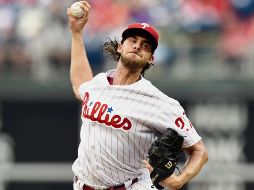 Luce en la lomita. Aaron Nola resultó determinante para el triunfo de su equipo. AP