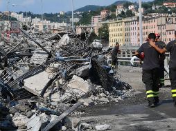 Operarios continúan con la retirada de escombros tras la caída del puente Morandi en Génova. EFE/L. Zennaro