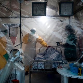 Muertes confirmadas por brote de ébola en el Congo suben a 20