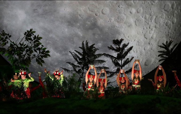 Espectáculos pirotécnicos y bailes tradicionales de las distintas etnias y zonas que habitan las más de 17 mil islas del país asiático completaron el evento. AP/ D. Alangakara