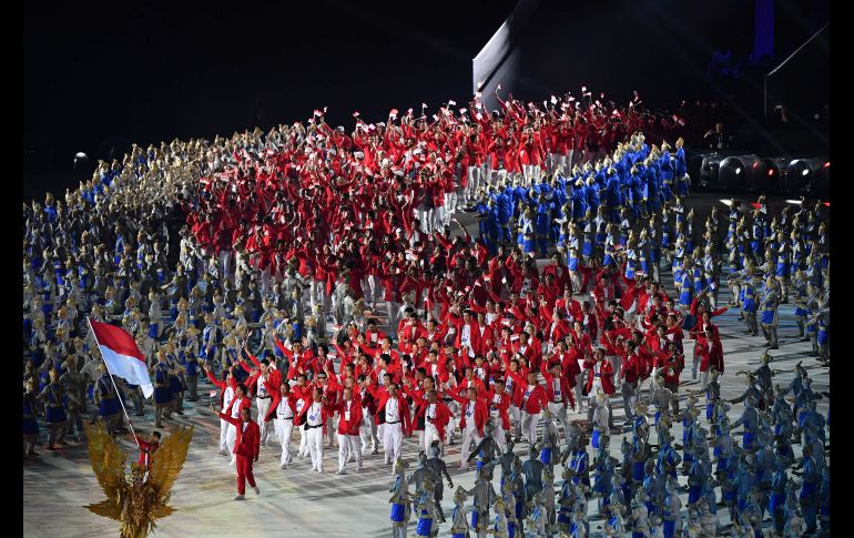 Espectáculos pirotécnicos y bailes tradicionales de las distintas etnias y zonas que habitan las más de 17 mil islas del país asiático completaron el evento. AFP/ A. Berry
