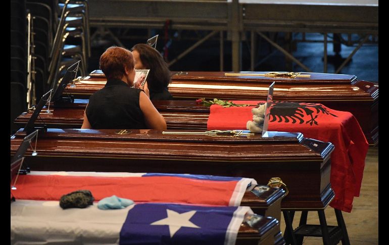 Al lado de los ataúdes se encontraban los familiares que recibieron las palabras de consuelo de Mattarella, y también estuvieron presentes para manifestar su cercanía los jugadores de fútbol de los dos equipos de la ciudad. EFE/ L. Zennaro
