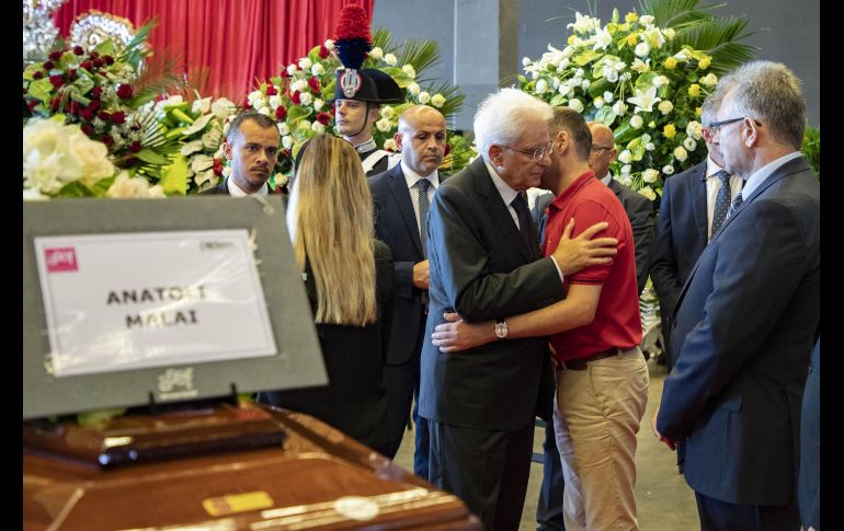 Al lado de los ataúdes se encontraban los familiares que recibieron las palabras de consuelo de Mattarella, y también estuvieron presentes para manifestar su cercanía los jugadores de fútbol de los dos equipos de la ciudad. ESPECIAL/ F. Ammendola