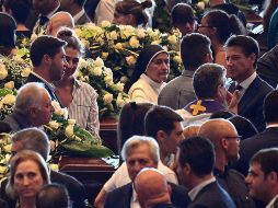 Al lado de los ataúdes se encontraban los familiares que recibieron las palabras de consuelo del presidente italiano, y también estuvieron presentes para manifestar su cercanía los jugadores de futbol de los dos equipos de la ciudad. EFE/ L. Zennaro