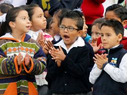 Señalan que se debe evitar que en las habitaciones de los niños haya televisión, videojuegos o computadoras, pues su uso nocturno repercute en su aprovechamiento. NTX / ARCHIVO