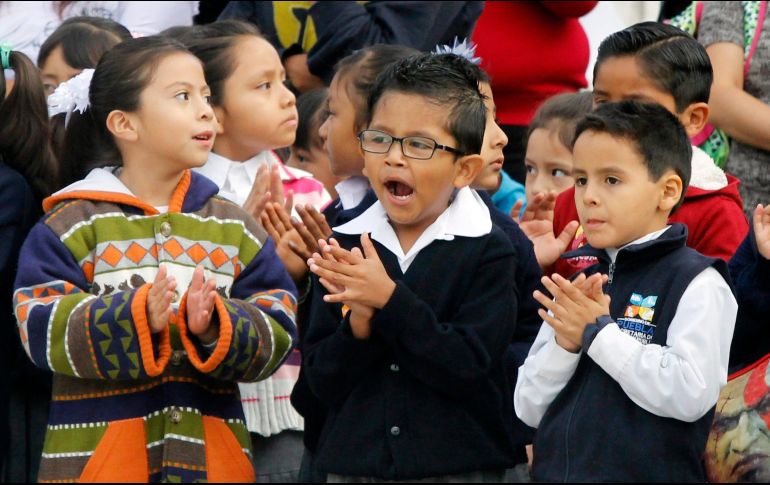 Señalan que se debe evitar que en las habitaciones de los niños haya televisión, videojuegos o computadoras, pues su uso nocturno repercute en su aprovechamiento. NTX / ARCHIVO
