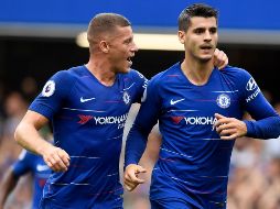 Morata (D) celebra tras anotar el segundo gol de los Blues. EFE/W. Oliver