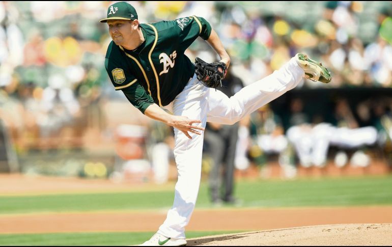 En siete innings de labor frente a los Astros de Houston, Trevor Cahill sólo permitió un imparable para ayudar a los Atléticos a llegar a la cima del Oeste de la Liga Americana. AFP/T. Henderson