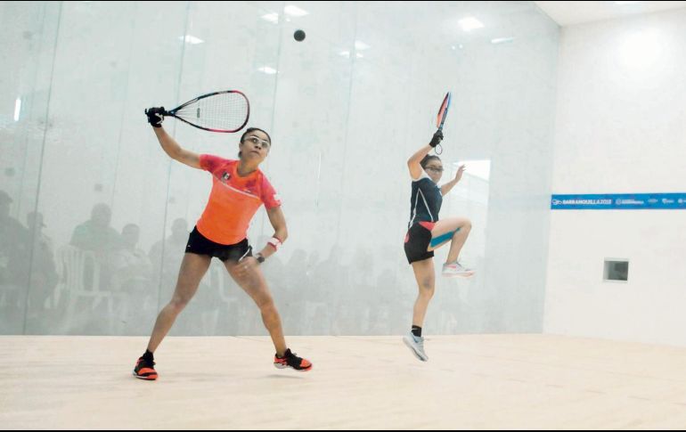 Ana Gabriela Martínez (der.) se sobrepuso a la derrota en el primer set para conquistar el primer título mundial de raquetbol en la historia de Guatemala. ESPECIAL