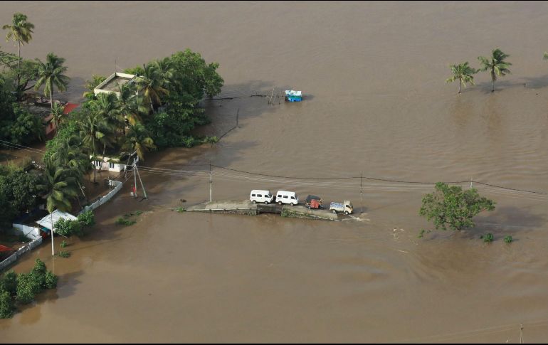 Miles de personas continúan atrapadas en los techos de las viviendas, por lo que siguen los rescates con lanchas y helicópteros. AFP