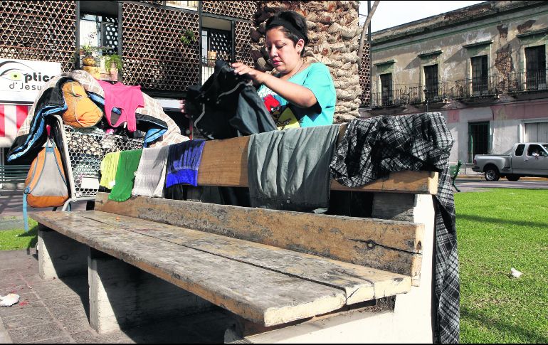 Tendedero. Algunas personas incluso utilizan las bancas del jardín San José para secar sus prendas. EL INFORMADOR/A. Camacho