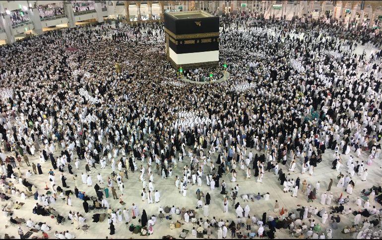 Fieles oran y dan vueltas alrededor de la Kaaba, una edificación cúbica recubierta con un paño negro. EFE/M. Saber