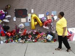 Afuera de la imponente iglesia de ladrillos pálidos, los seguidores colgaron ramos de flores y osos de peluche. AFP / B. Pugliano