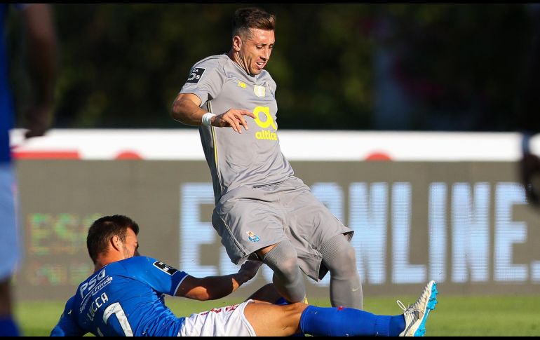 Héctor Herrera fue titular y capitán de los Dragones. EFE/A. Cotrim