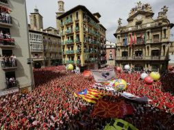 Miles de personas festejan con sus pañuelos rojos alzados el inicio de las fiestas de San Fermín tras el lanzamiento del 'chupinazo'. EFE / V. López