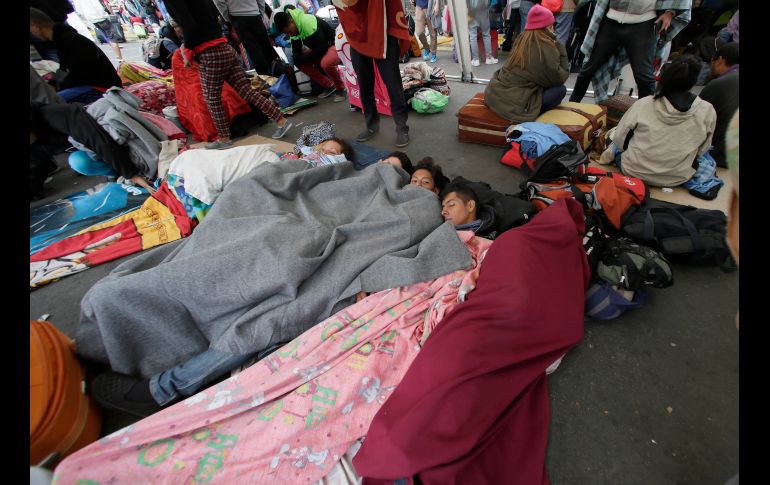 Venezolanos sin pasaportes aguardan en un puente internacional Rumichaca, que conecta Colombia y Ecuador. Autoridades ecuatorianas decidieron recientemente pedir a los venezolanos un pasaporte para entrar a su país. AP/D. Ochoa