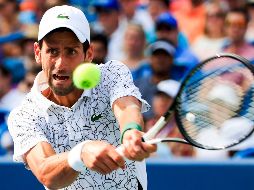 A Djokovic le bastó una hora y 25 minutos para imponerse a Federer. EFE/T. Maury