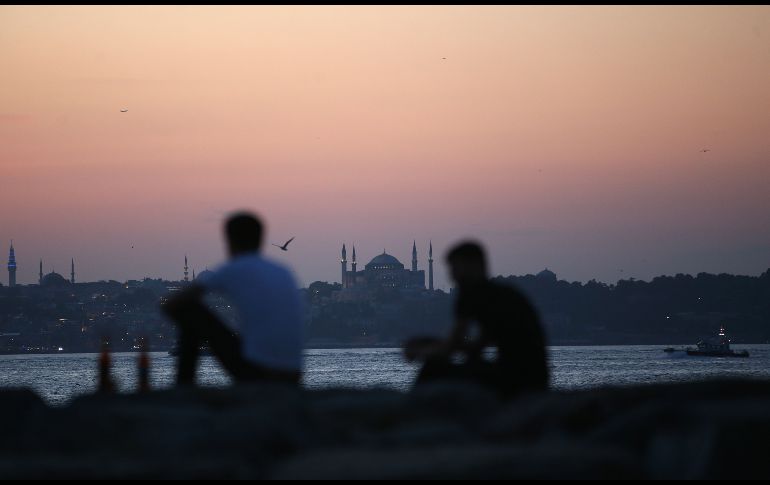 Personas se ven frente al museo Santa Sofía, cerca del Bósforo, en la ciudad turca de Estambul. EFE/E. Sahin