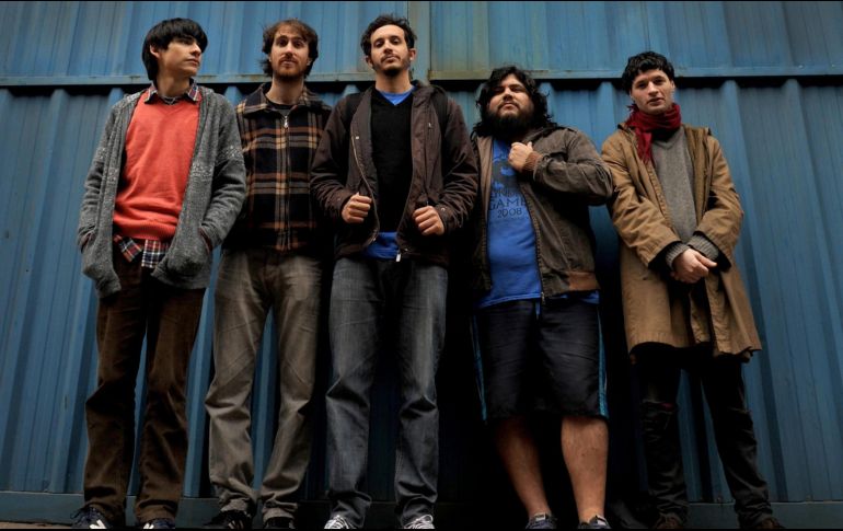 Él mató a un policía motorizado apuesta por la nostalgia de los formatos del disco vinilo en 12 pulgadas y cassette. ESPECIAL