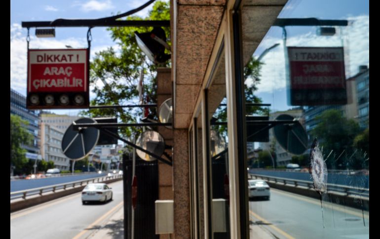 Un hoyo por bala se ve en una caseta de seguridad en la entrada de la Embajada de Estados Unidos en Ankara, Turquía. La embajada fue baleada desde un automóvil en movimiento el lunes en la madrugada sin que se reportaran víctimas. AFP