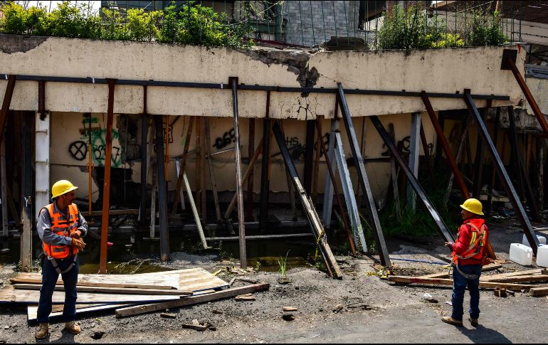 El jefe de gobierno de la CDMX aseguró que los trabajos iniciaron con el consentimiento de los padres de las víctimas. AFP / R. Schemidt