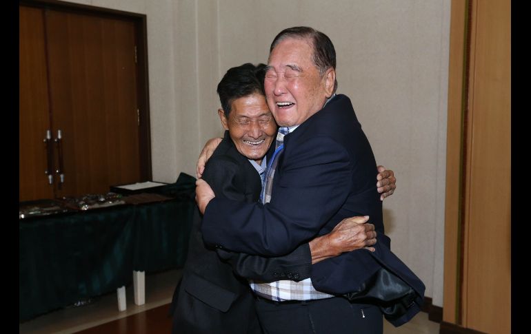 El sudcoreano Ham Seong-chan (d), de 93 años, abraza a su hermano pequeño Ham Dong-chan, de 79 años.  AFP/KOREA POOL