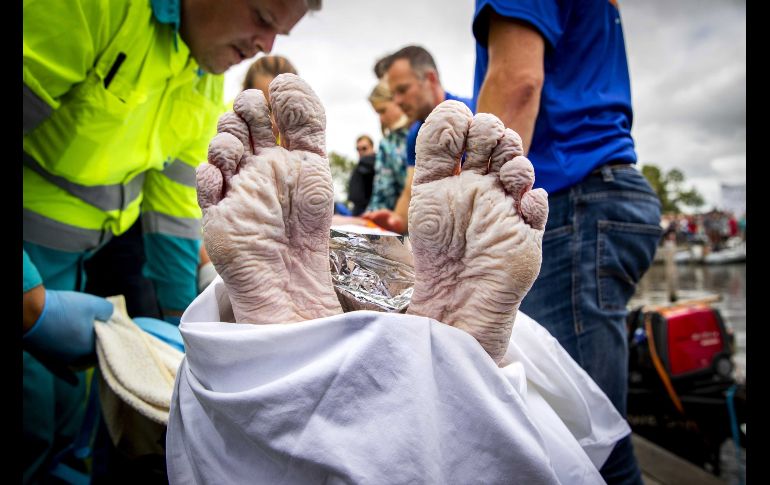 Los pies del nadador holandés Maarten van der Weijden en Birdaard, Holanda, tras abandonar su intento de cruzar a nado más de 200 kilómetros a través de 11 ciudades holandesas para recaudar dinero para la investigación del cáncer. Van der Weijden tuvo que abandonar por razones médicas. EFE/R. De Waal