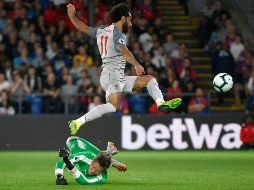 Mohamed Salah (d), de Liverpool, disputa el balón con Wayne Hennessey (i), de Crystal Palace. EFE/N. Hall