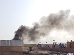 Una enorme columna de humo negro es visible desde varias zonas. TWITTER/@larepublica_pe
