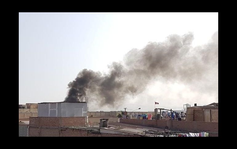 Una enorme columna de humo negro es visible desde varias zonas. TWITTER/@larepublica_pe