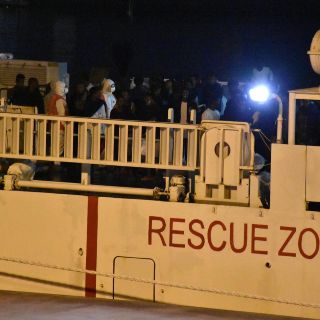 Barco militar con 177 inmigrantes a bordo llega a Catania