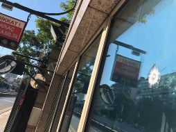 El edificio recibió impactos de bala por parte de dos sujetos. AP/B. Ozbilici