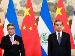El Canciller de El Salvador Carlos Castañeda (i) y su homólogo chino Wang Yi (d) escuchan el himno salvadoreño durante una ceremonia para establecer relaciones diplomáticas. EFE/H. Young