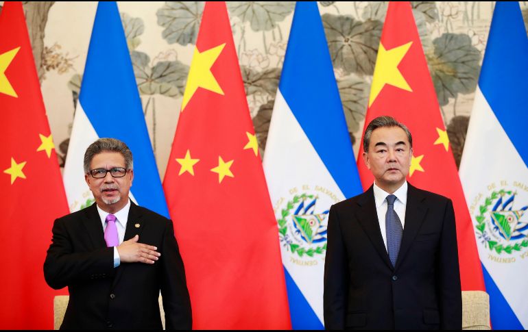 El Canciller de El Salvador Carlos Castañeda (i) y su homólogo chino Wang Yi (d) escuchan el himno salvadoreño durante una ceremonia para establecer relaciones diplomáticas. EFE/H. Young