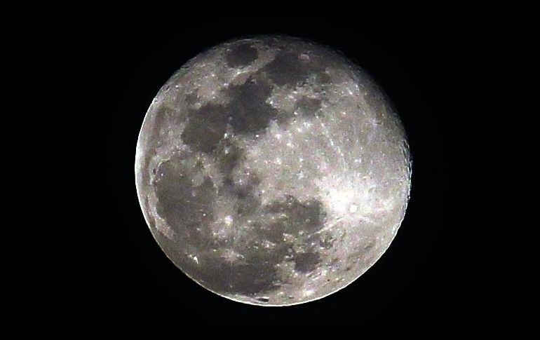 Expertos explican que debido a la muy pequeña inclinación del eje de rotación de la Luna, la luz del Sol nunca llega a estas regiones. EL INFORMADOR / ARCHIVO