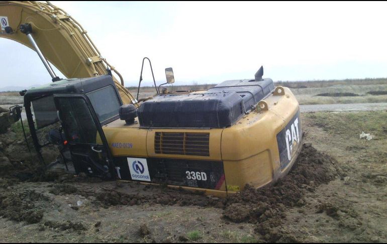 Una de las imágenes del fotógrafo Santiago Arau qué más llamó la atención es la que muestra una máquina excavadora hundida entre fango. TWITTER / @Santiago_Arau