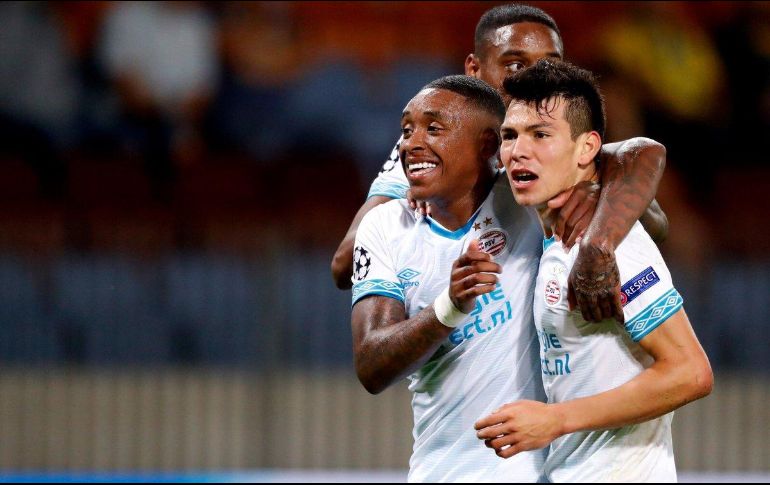 Lozano celebra tras marcar para los Granjeros al 61'. TWITT@ER/PSV