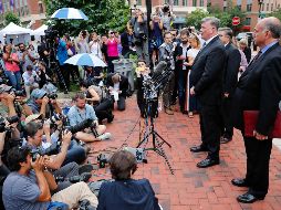 Kevin Downing (c), con Richard Westling y Thomas Zehnle, miembros del equipo de defensa de Paul Manafort, hablan con los medios después de darse a conocer el veredicto. AP/P. Martínez