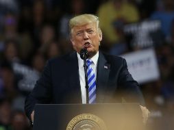 Donald Trump habla con reporteros durante una visita a Virginia del Oeste. AFP/S. Platt