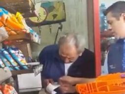 Este martes se hizo viral una grabación en donde se puede ver cómo el individuo se guarda algunos paquetes del producto en su chaleco. ESPECIAL