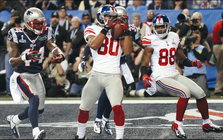 Víctor Cruz (#80) colaboró con una anotación en el Super Bowl XLVI ante los Patriots. AFP/T. Clary