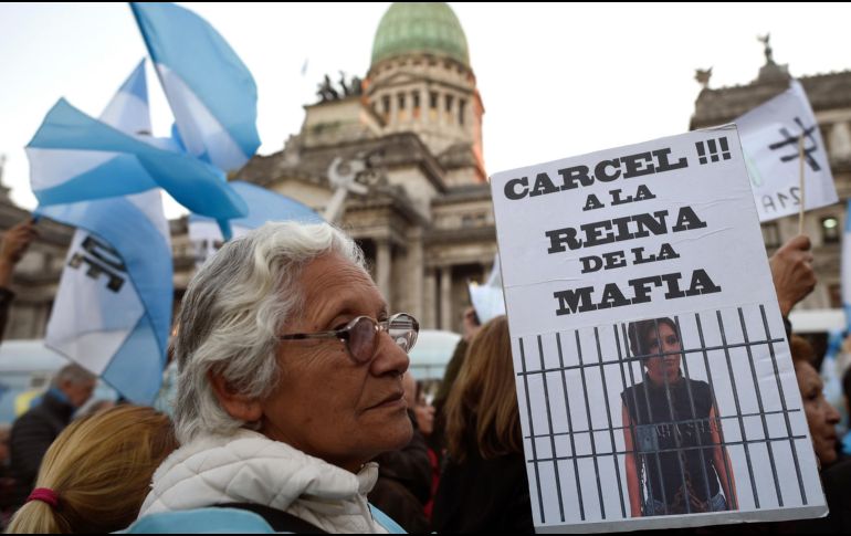 Empresarios y funcionarios investigados por corrupción han declarado que los Kirchner estaban al tanto y eran beneficiarios de sus maniobras. AP/G. Garello