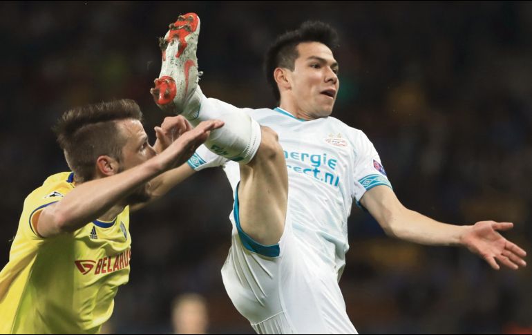 Hirving Lozano (derecha), del PSV Eindhoven, en acción junto a Nemanja Milunovic, del BATE Borisov. EFE