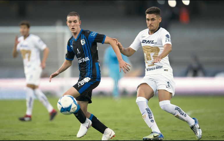 Marcel Ruiz (izquierda) anota por primera vez en Primera División y saca al Querétaro del hoyo. MEXSPORT